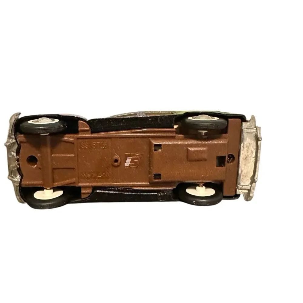 Classic Green and Brown Model Car - Picture 4 of 4